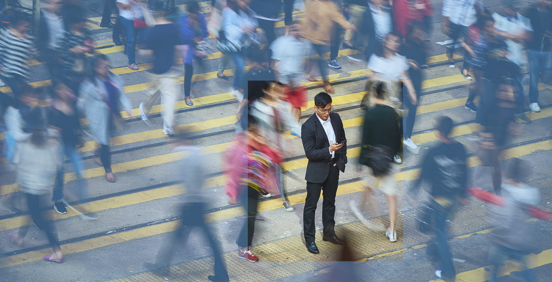 Fokussierter Mann in unruhiger Menschenmasse