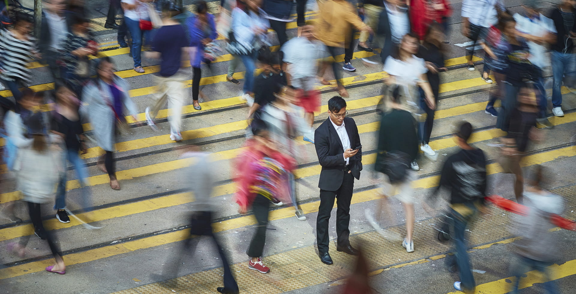 Fokussierter Mann in unruhiger Menschenmasse