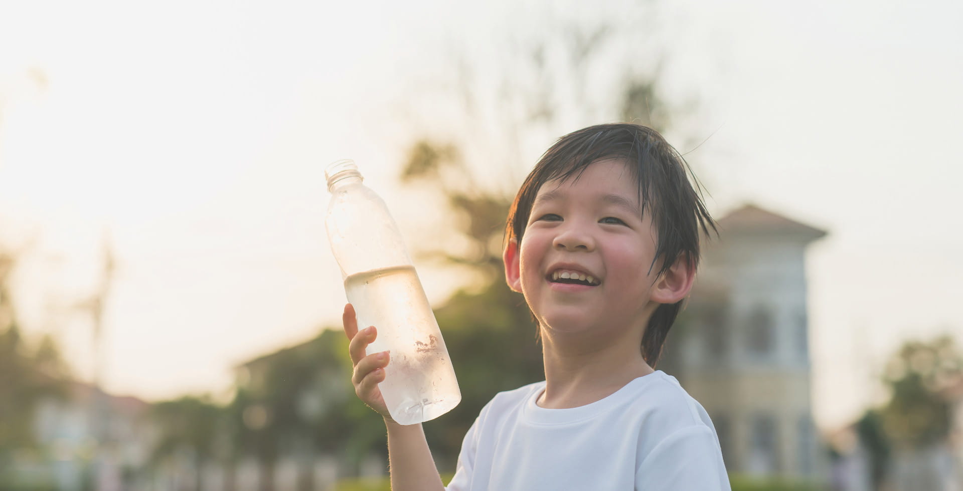 Chinesischer Junge mit Wasserflasche