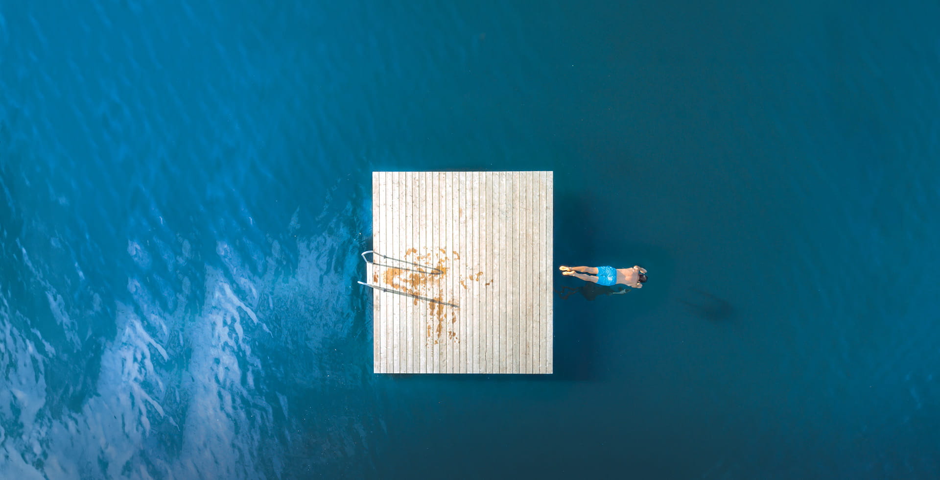 Person springt in den See - Allianz Global Investors