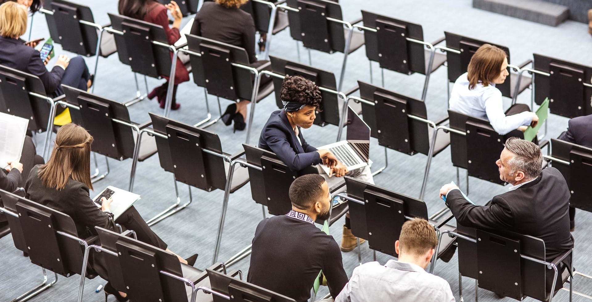 Gruppe von Menschen auf einer Konferenz sprechen